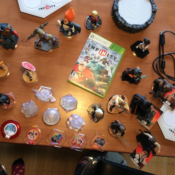 Xbox 360 Infinity Game and Accessories - Picture 4 of 9